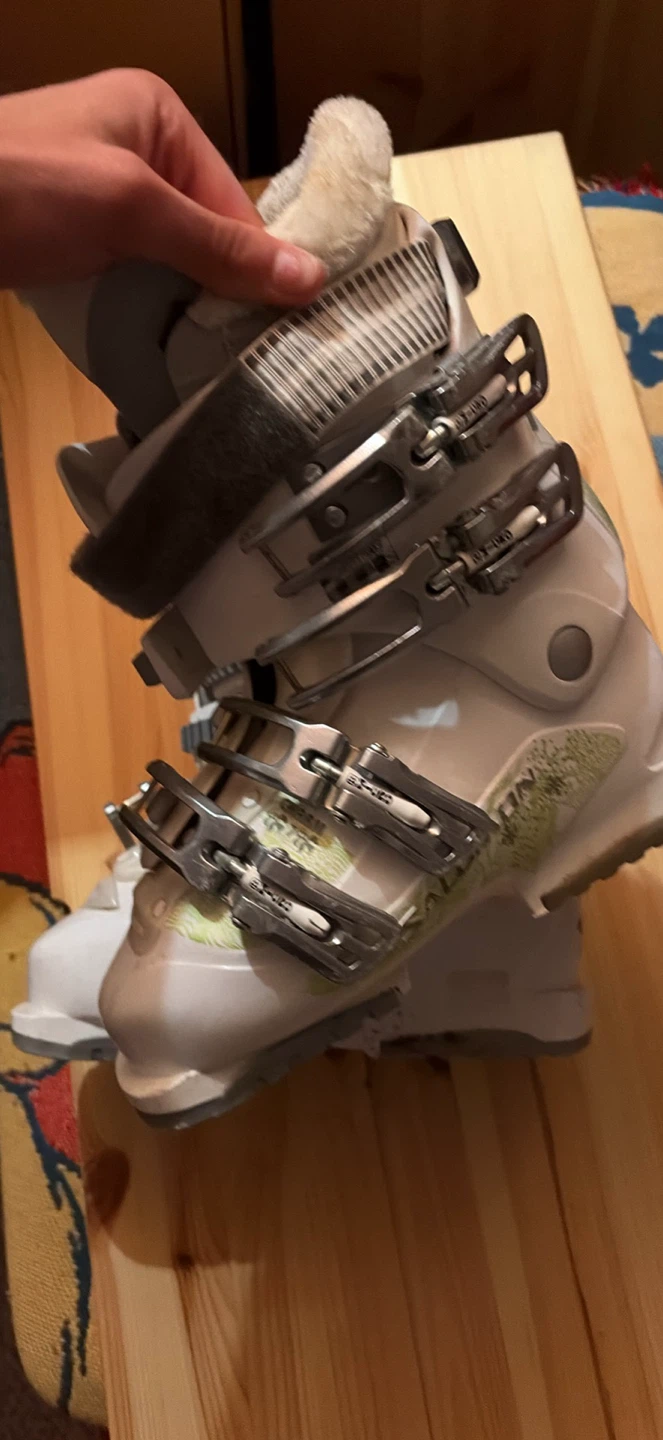 Women’s Salomon Ski Boots - photo 3