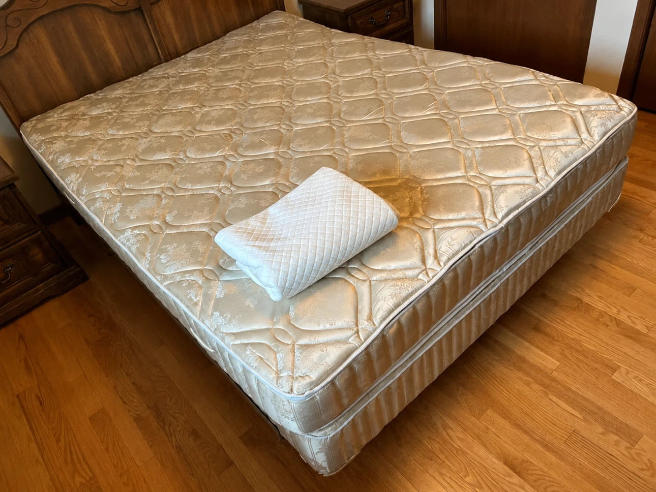 Sealy queen Mattress with box