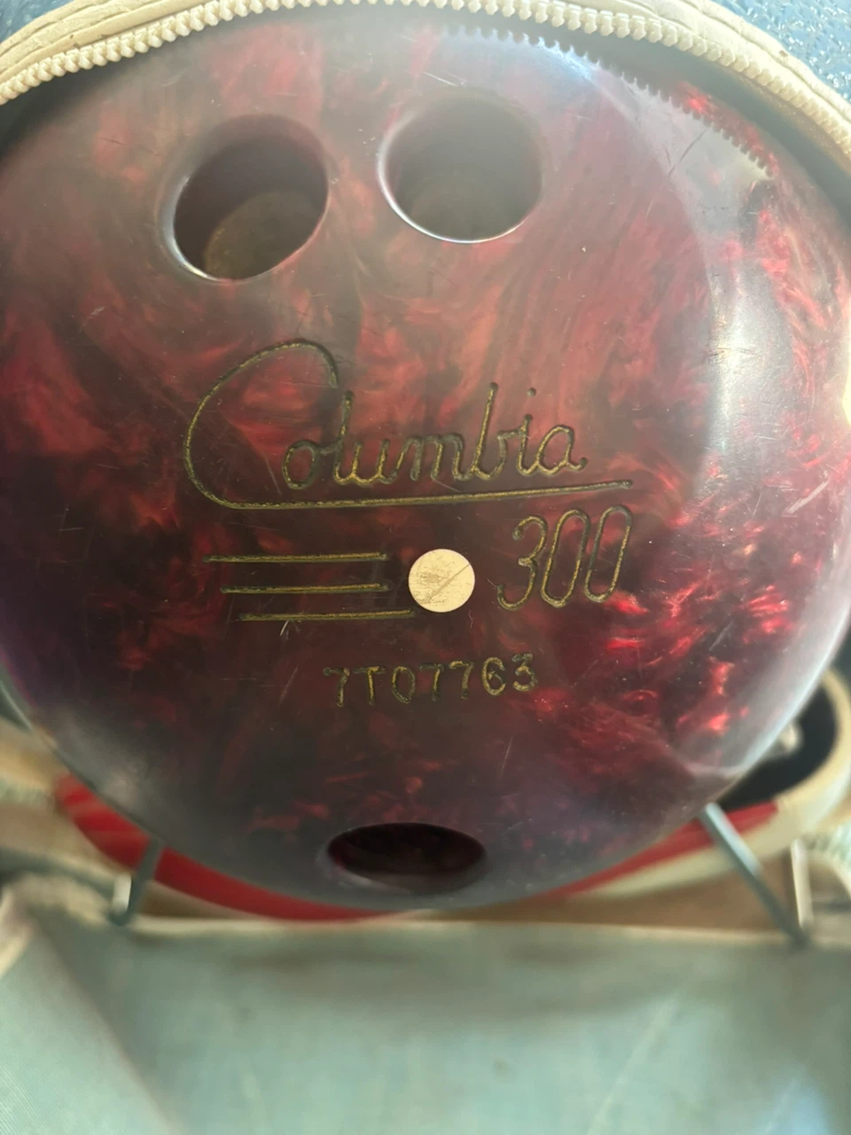 Columbia 300 Burgundy Bowling Ball - photo 2