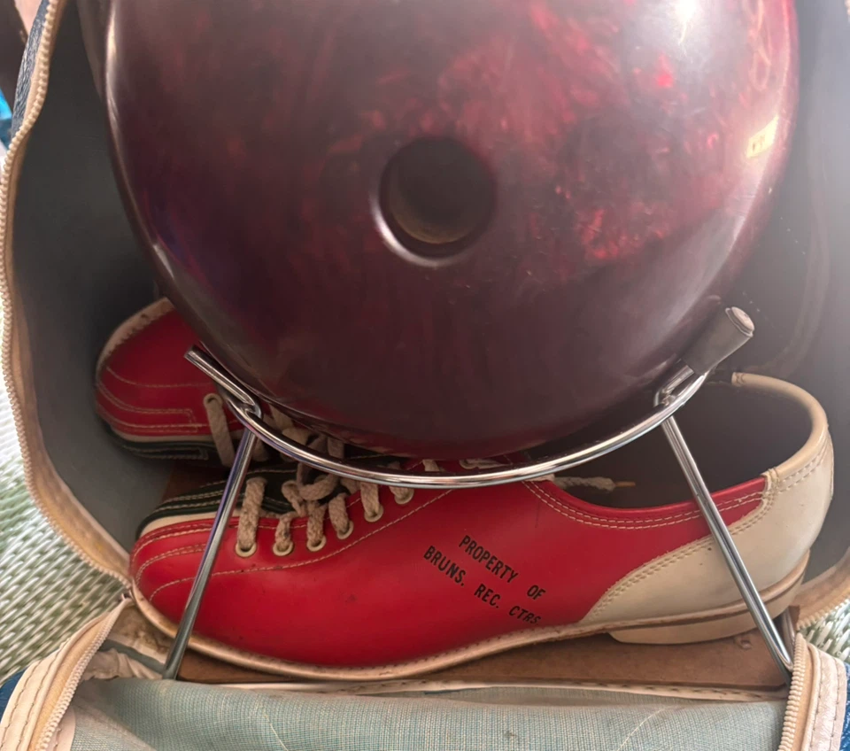 Columbia 300 Burgundy Bowling Ball - photo 3