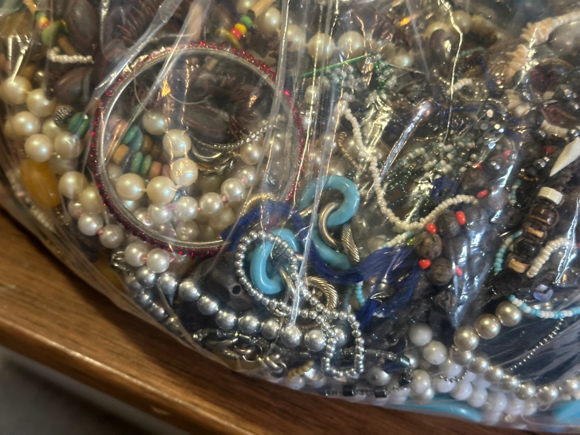 17.5 pounds of costume/craft jewelry - photo 3
