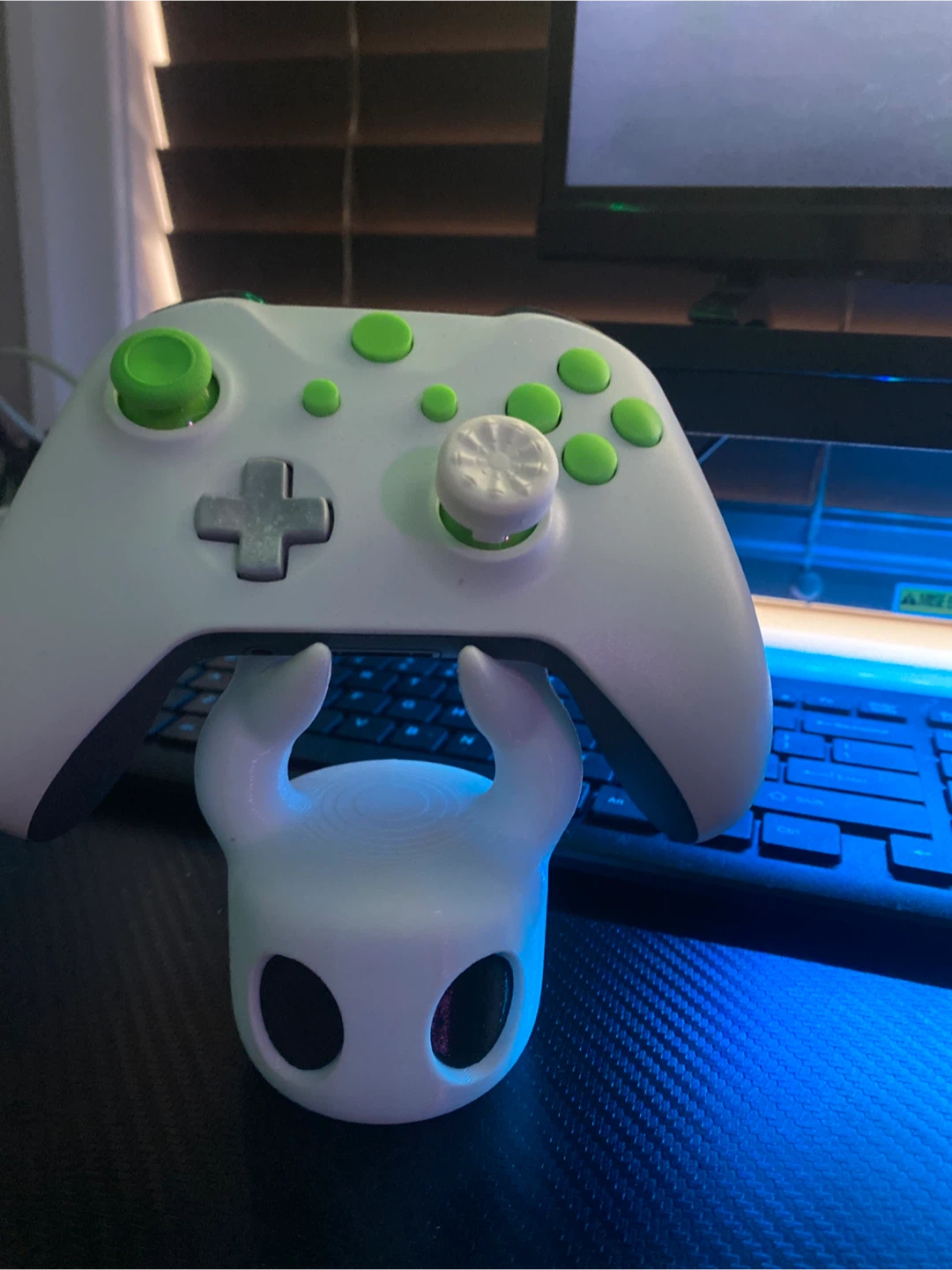 Controller and phone holding stand - photo 5