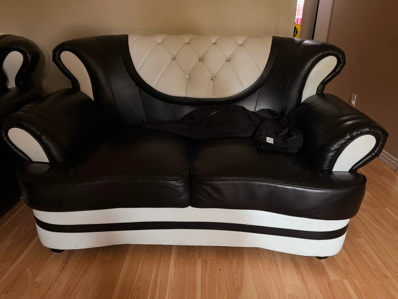 Black and White Tufted Sofa Set - photo 4