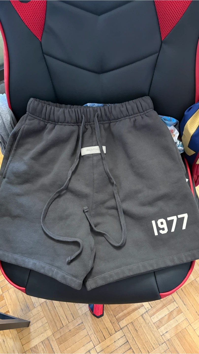 1977 essential shorts