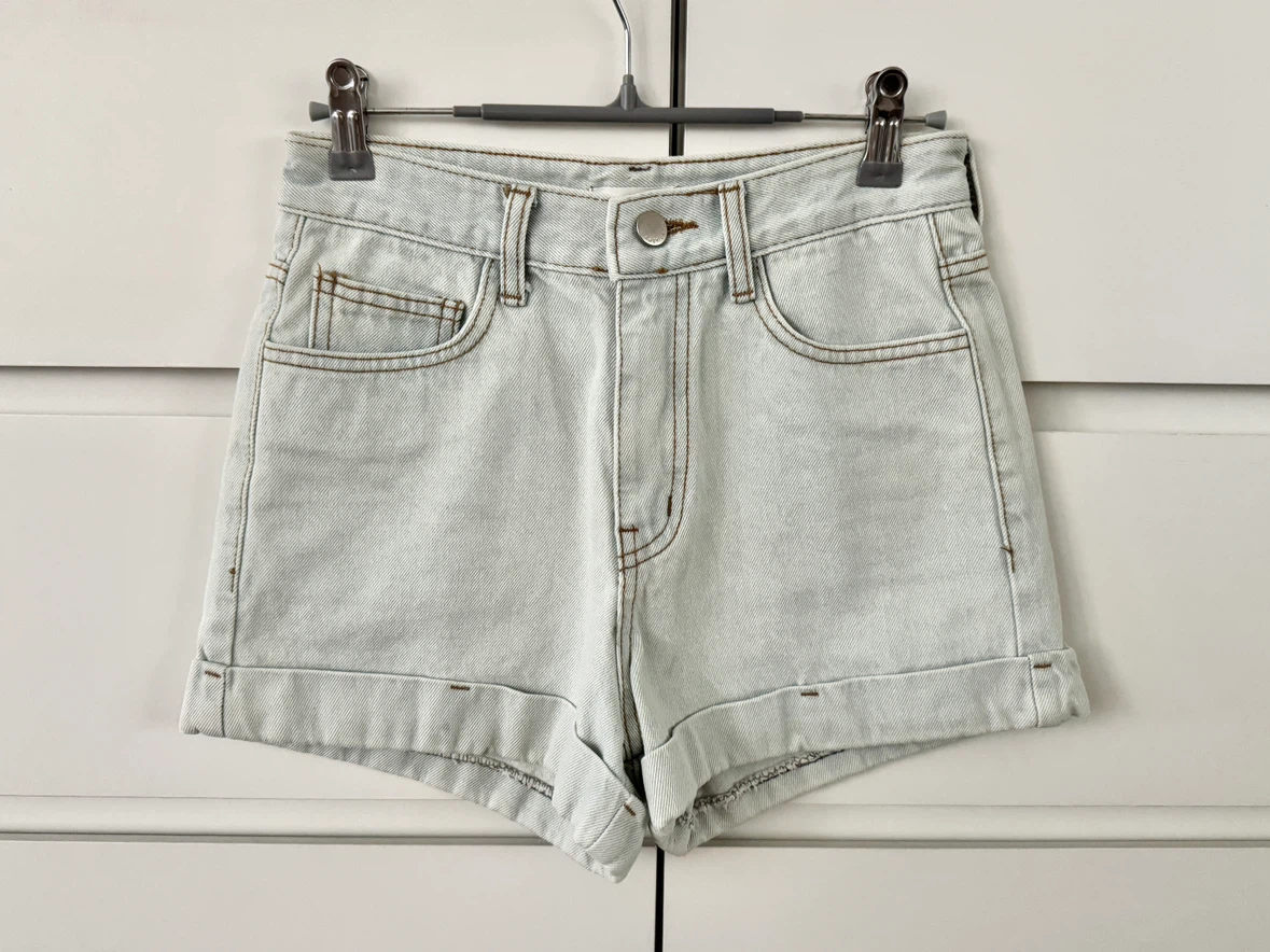 High-Waisted Denim Shorts - Light blue