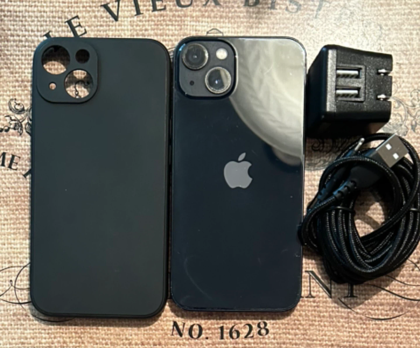 (100%) iPhone 13 128GB - Great Condition + Accessories