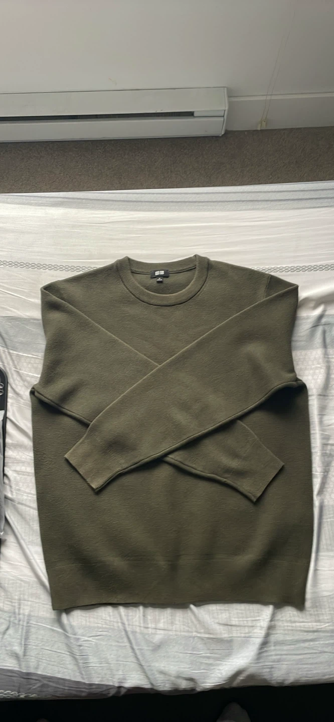 UNIQLO Green Crewneck Sweater