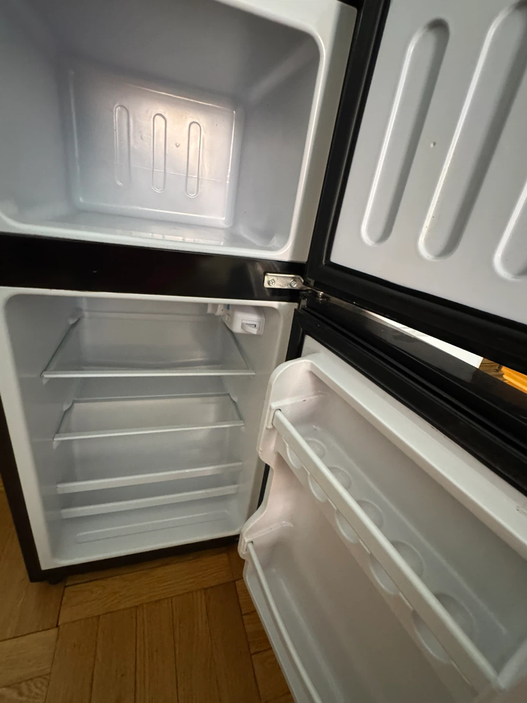 KR12 Bling Mini Fridge & freezer - photo 3
