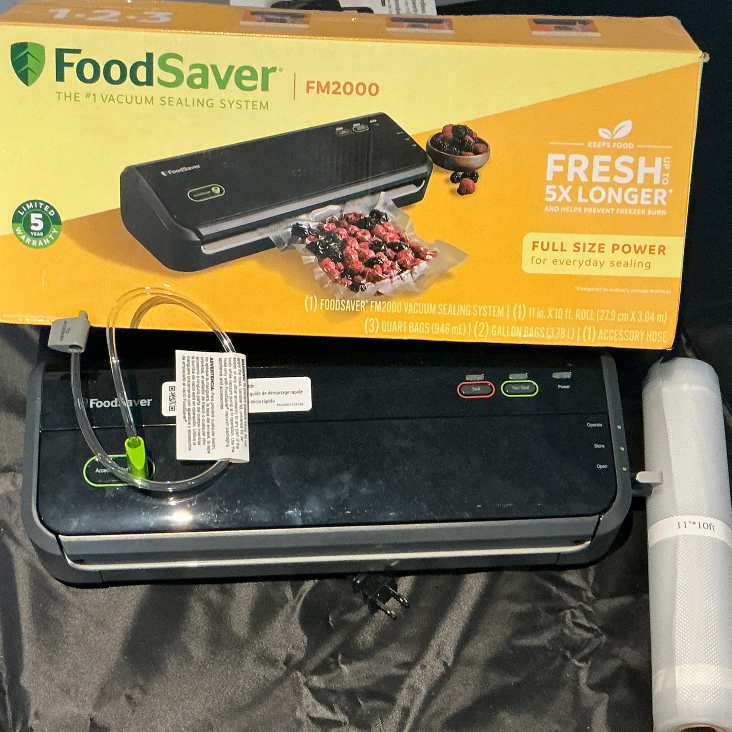 FoodSaver FM2000 Vacuum Sealing System with Bags and Roll