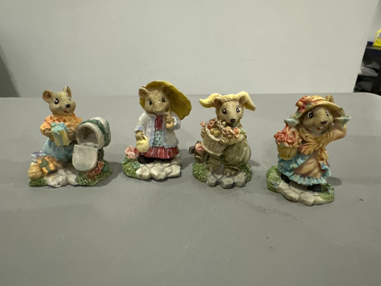 Set of 4 charming mouse figurines - Collectible Resin