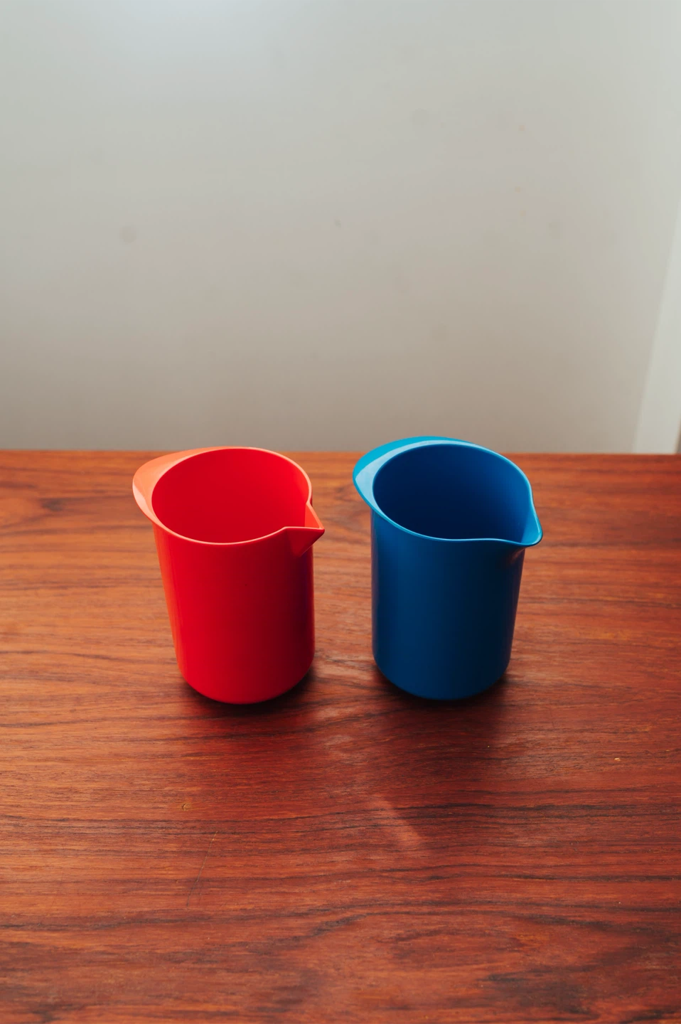 Pair of Danish Rosti Melamine Pouring Jugs - photo 3
