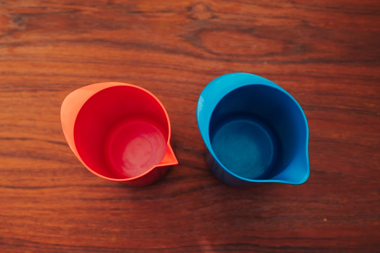 Pair of Danish Rosti Melamine Pouring Jugs - photo 4