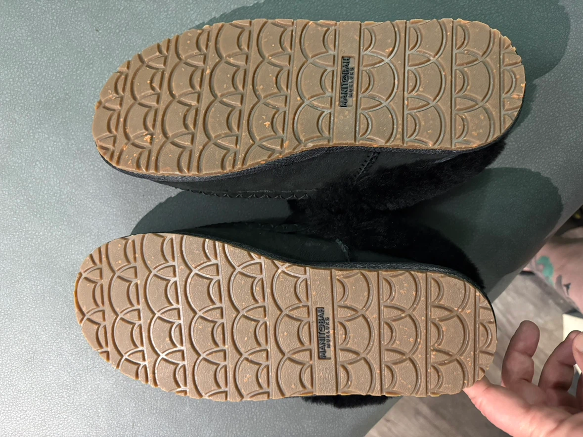 Manitobah Mukluks Black Sheepskin Slippers - photo 2