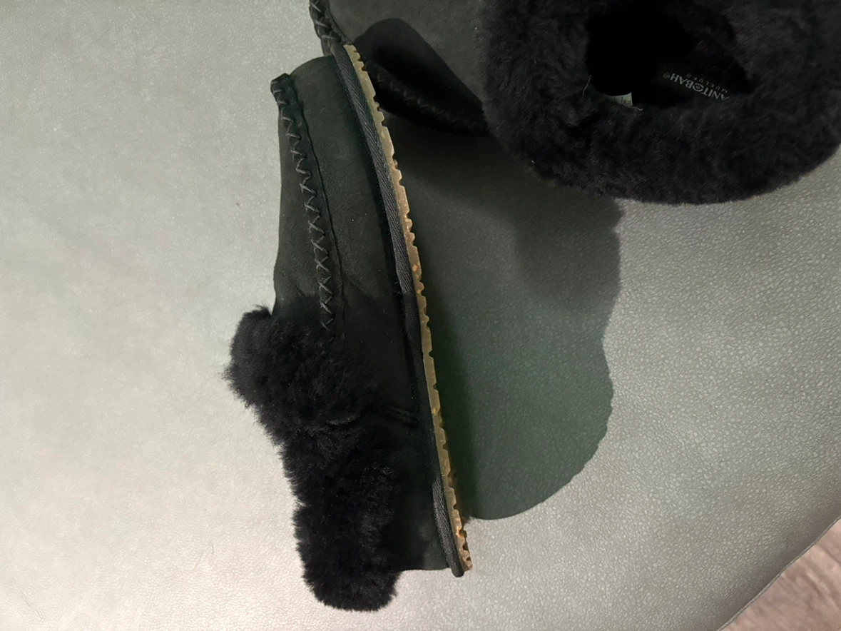 Manitobah Mukluks Black Sheepskin Slippers - photo 3
