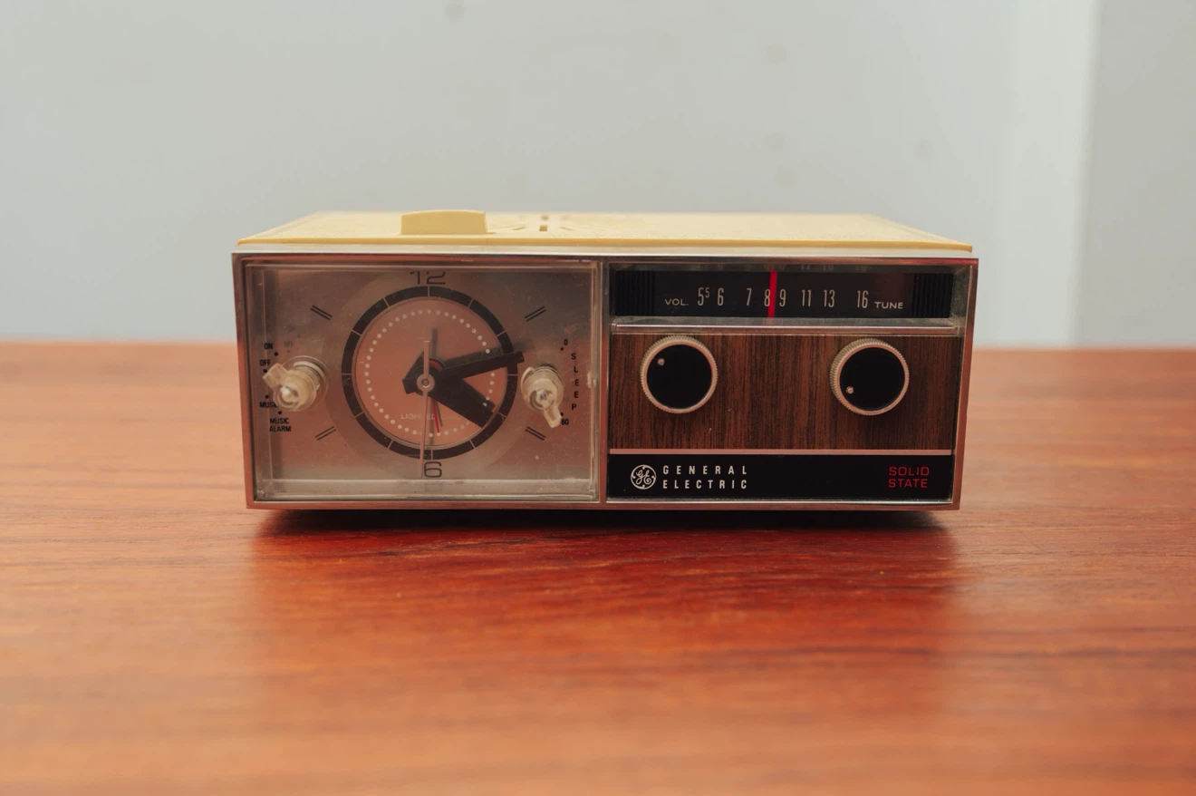 General Electric Solid State Clock Radio | Mid-Century Classic - photo 2