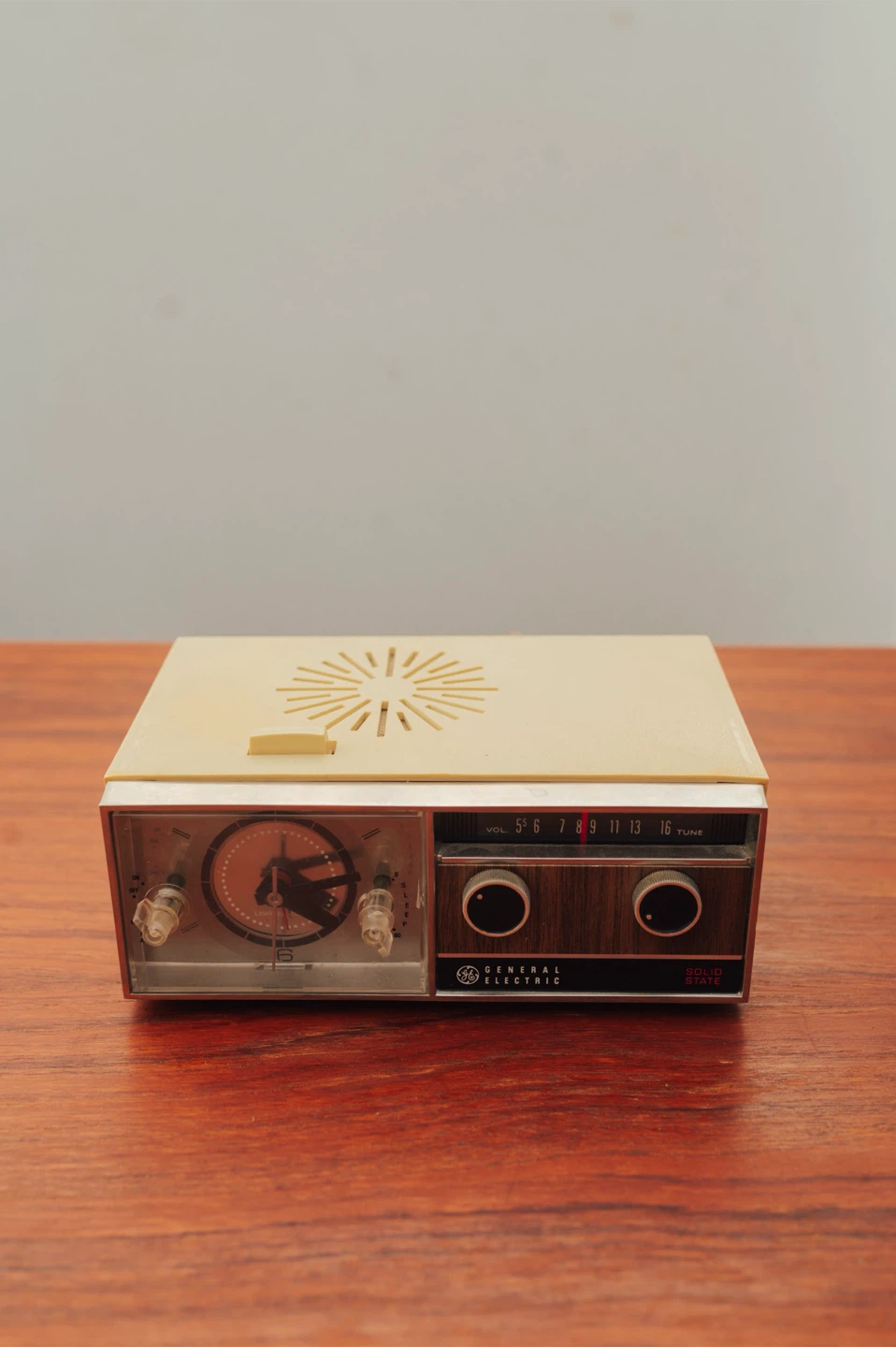 General Electric Solid State Clock Radio | Mid-Century Classic - photo 3