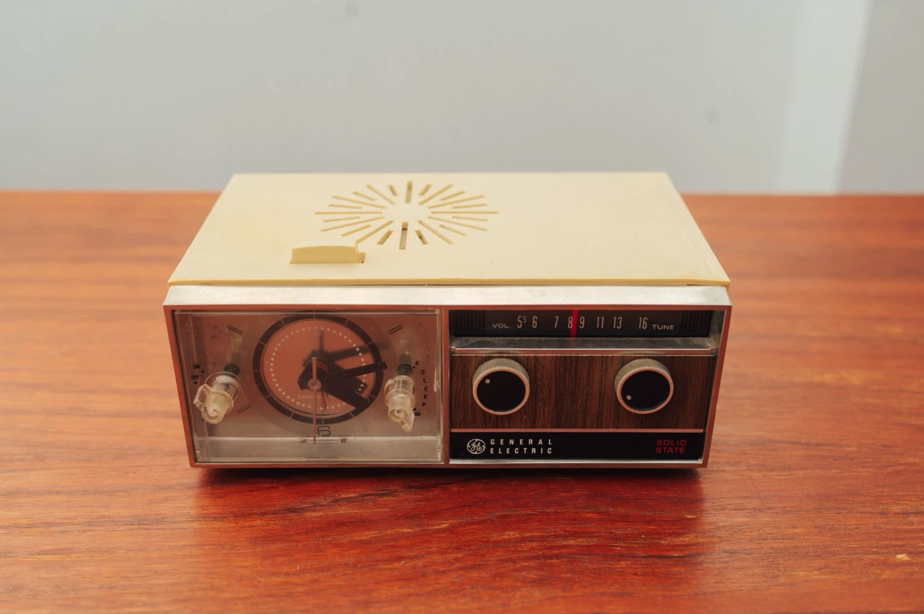 General Electric Solid State Clock Radio | Mid-Century Classic - photo 4