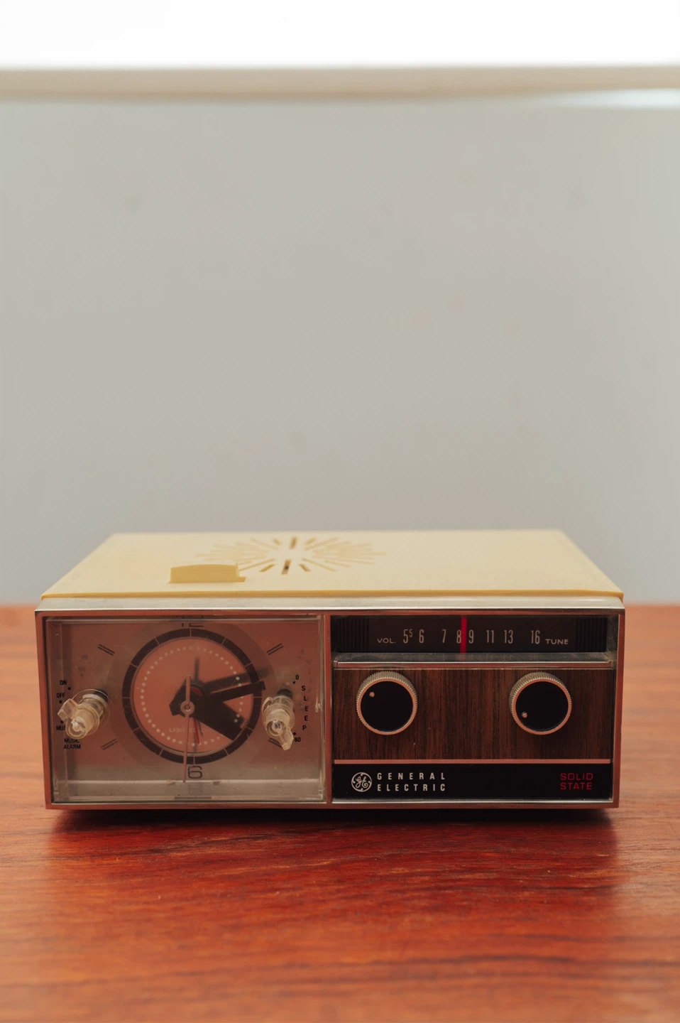 General Electric Solid State Clock Radio | Mid-Century Classic - photo 5