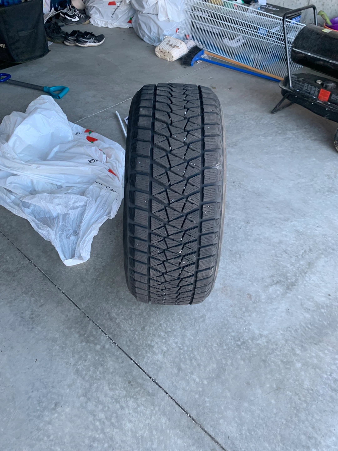 Bridgestone Blizzak DM-V2 Winter Tire