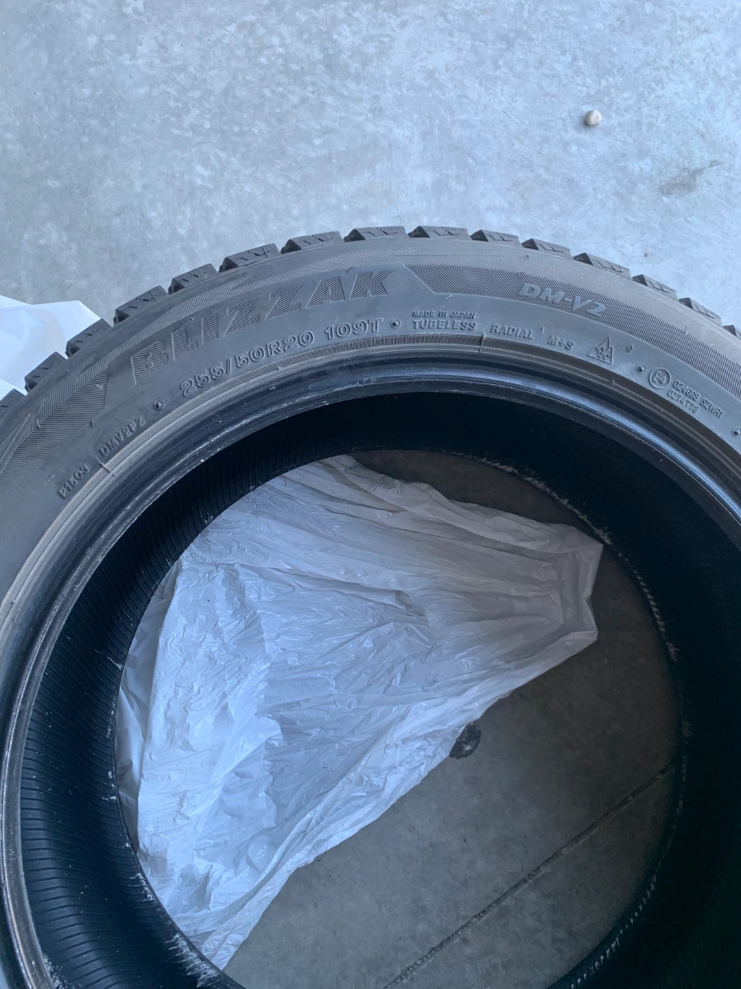Bridgestone Blizzak DM-V2 Winter Tire - photo 4