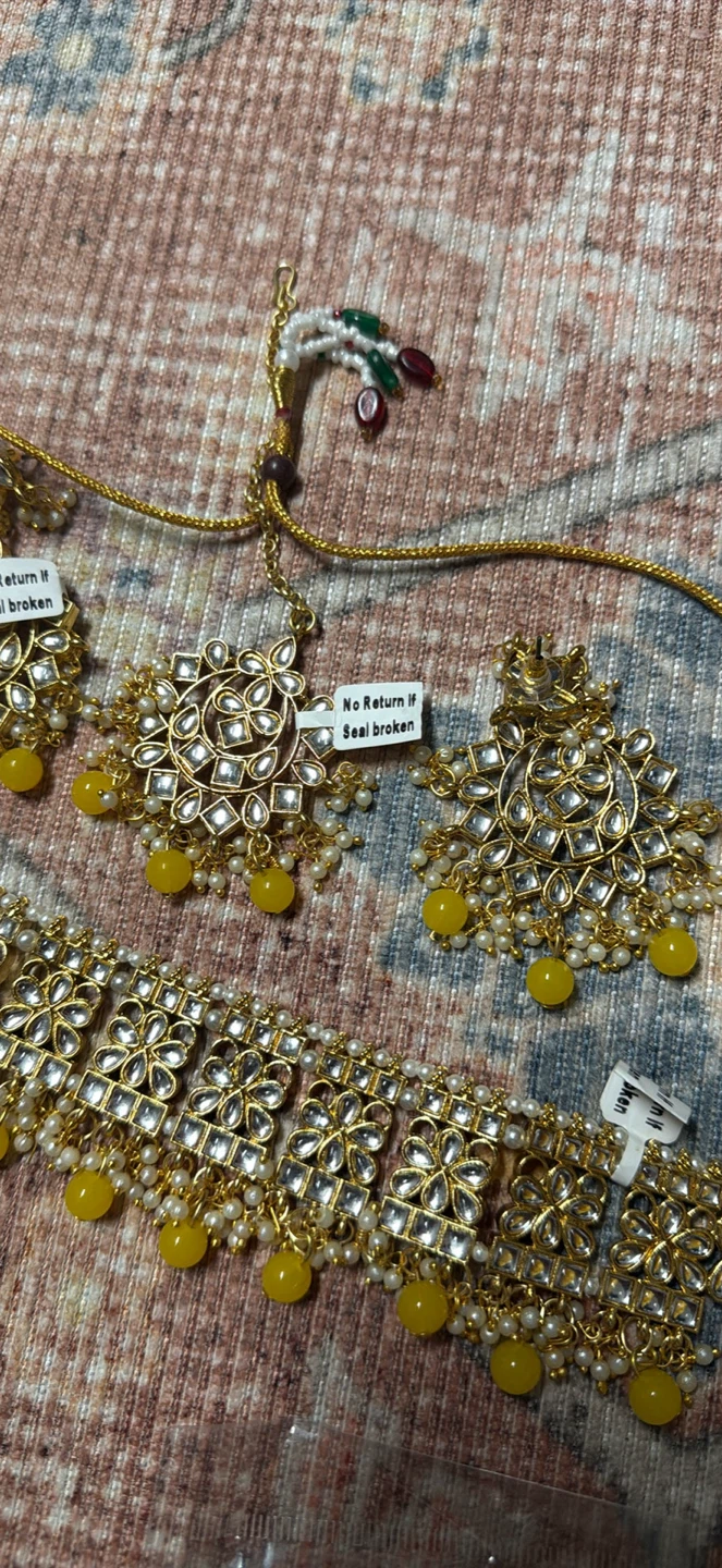 Gold Choker Necklace Set with Yellow Beads - photo 2