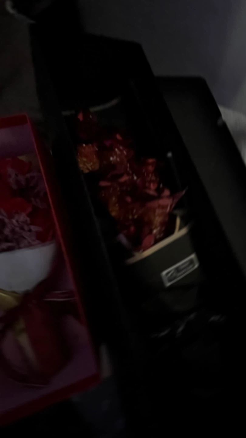 Artificial Rose Bouquet Gift Box - photo 2