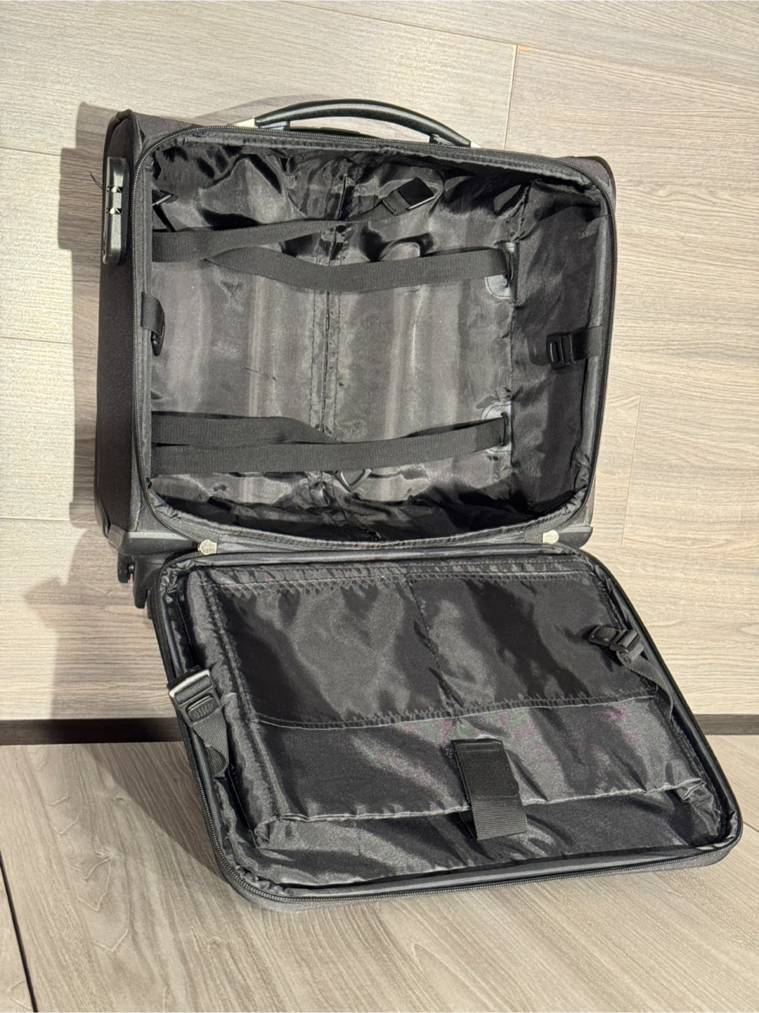 Carry on luggage-like new - photo 3