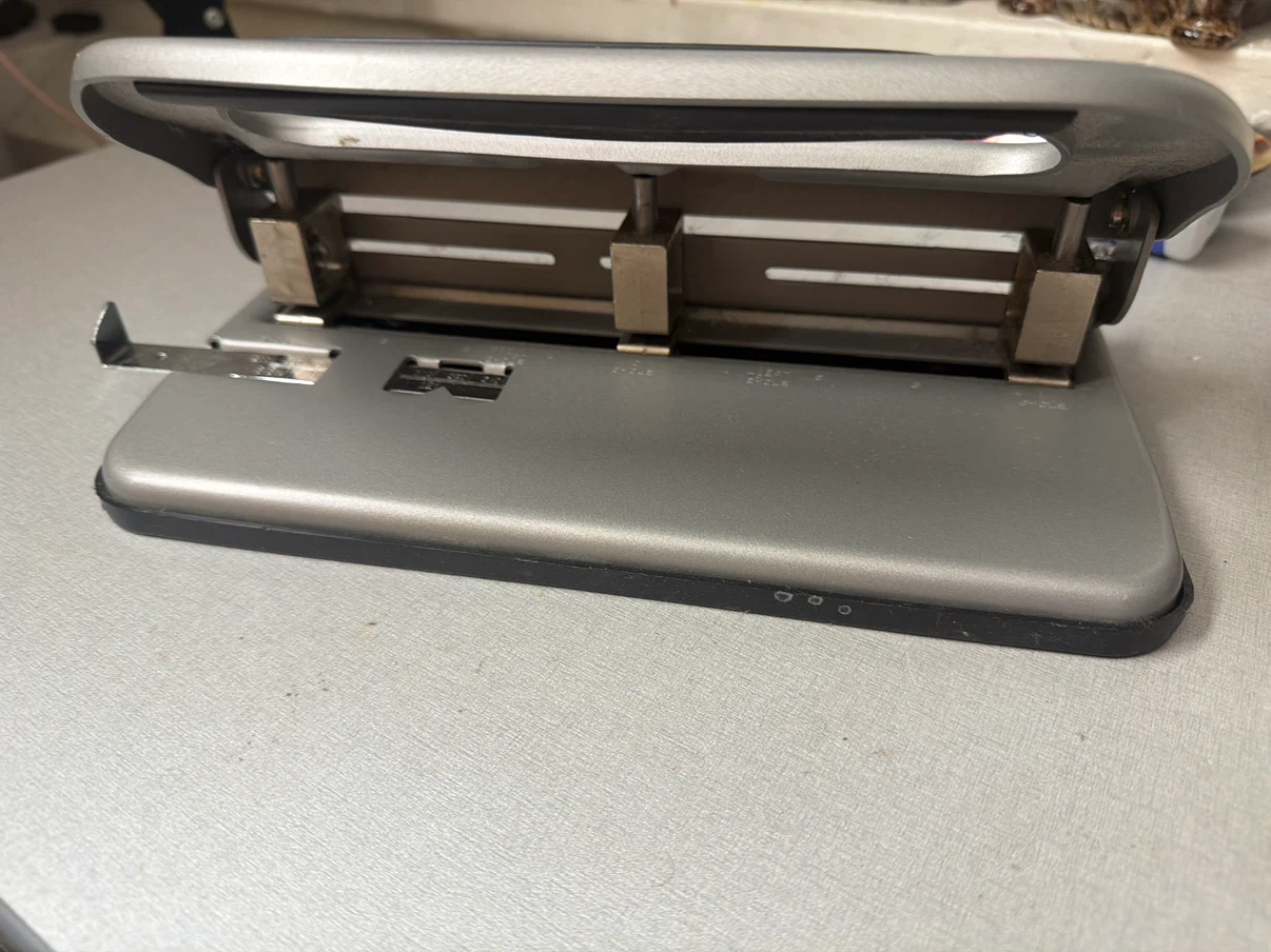 Staples 3-Hole Puncher - photo 2