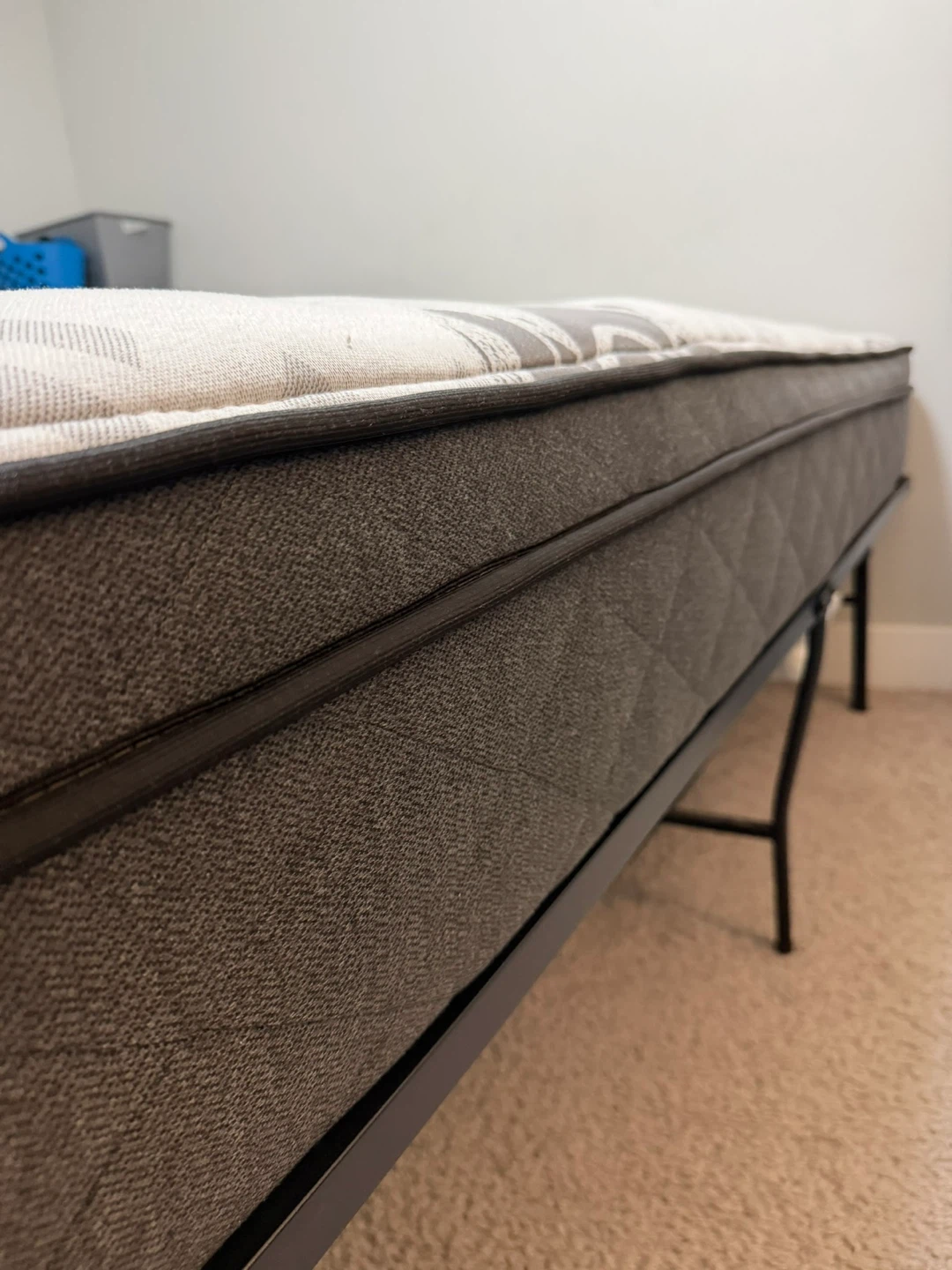 Sealy queen Mattress with metal frame - photo 4