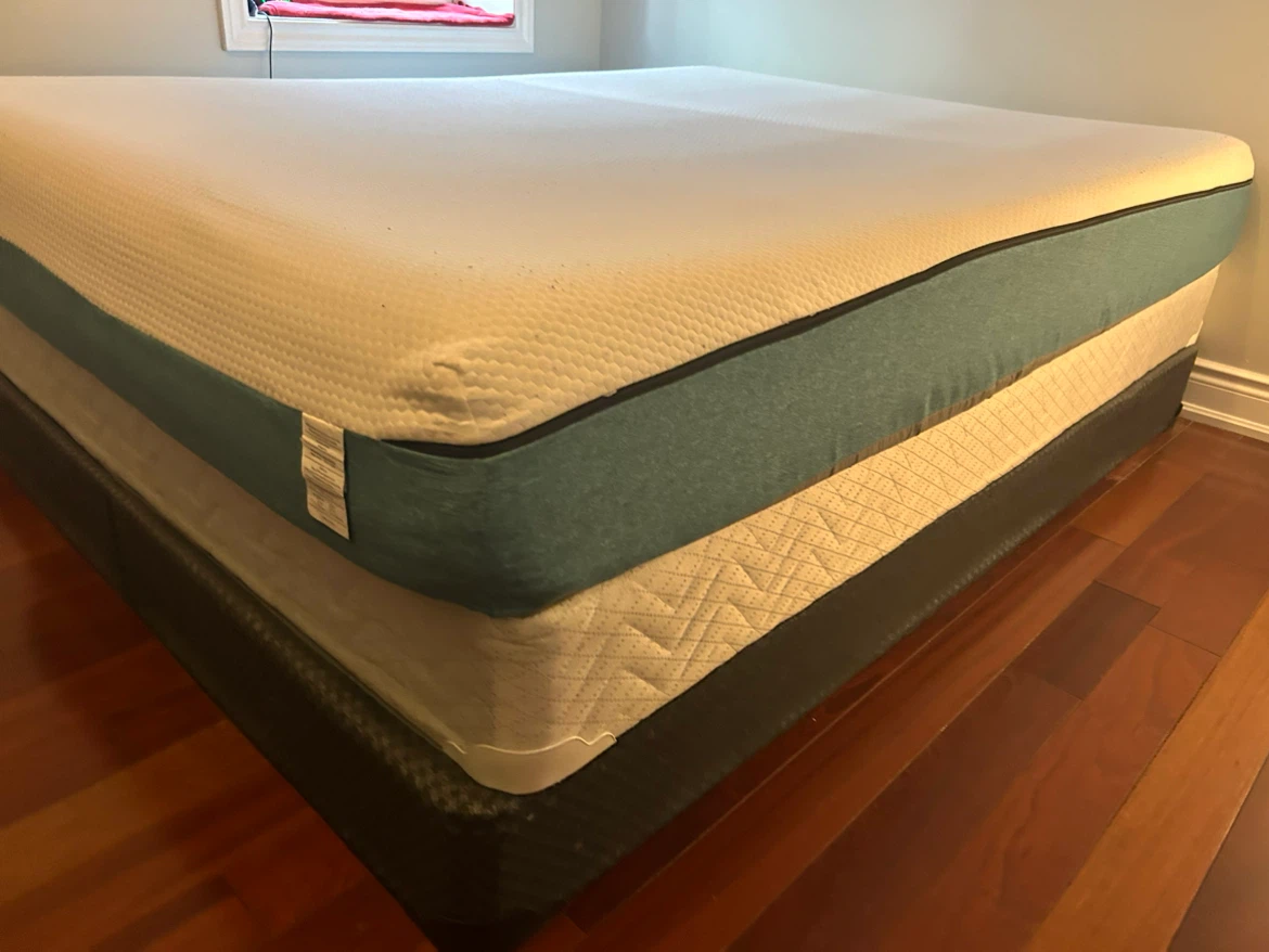 Free Queen size Mattress + 2 box - photo 2