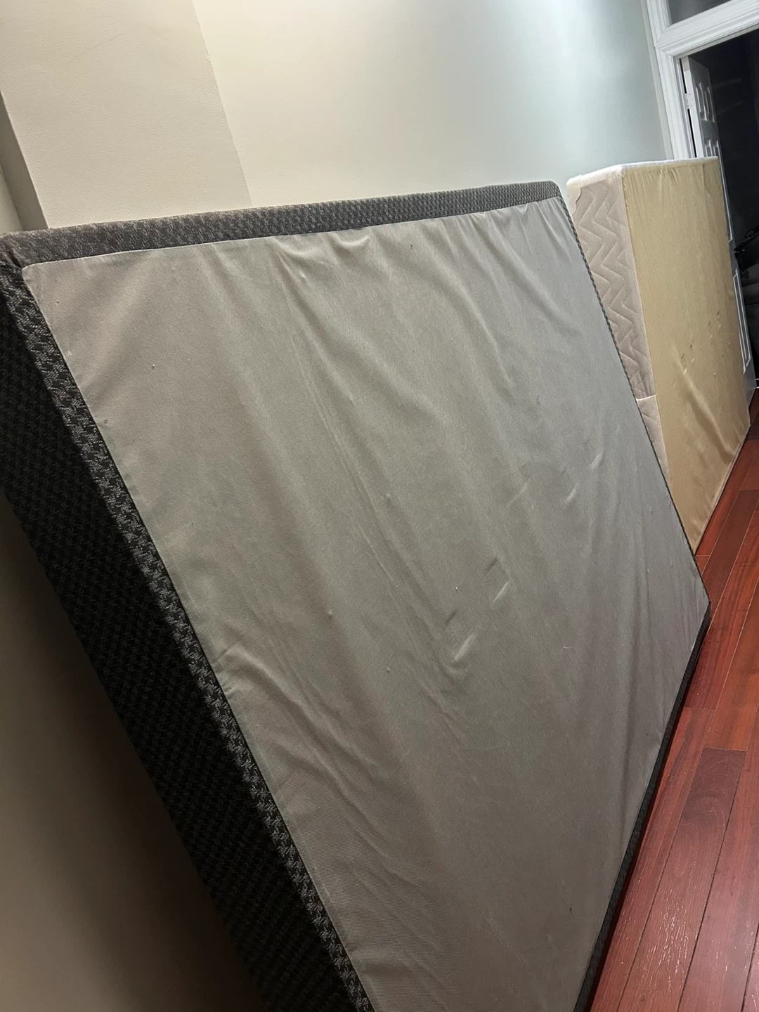Free Queen size Mattress + 2 box - photo 5