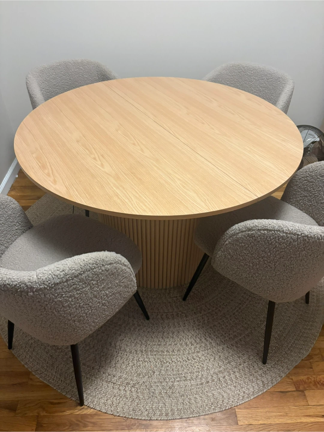 Brisa 47” Round Wood Dining Table w/ 4 Boucle captains chairs