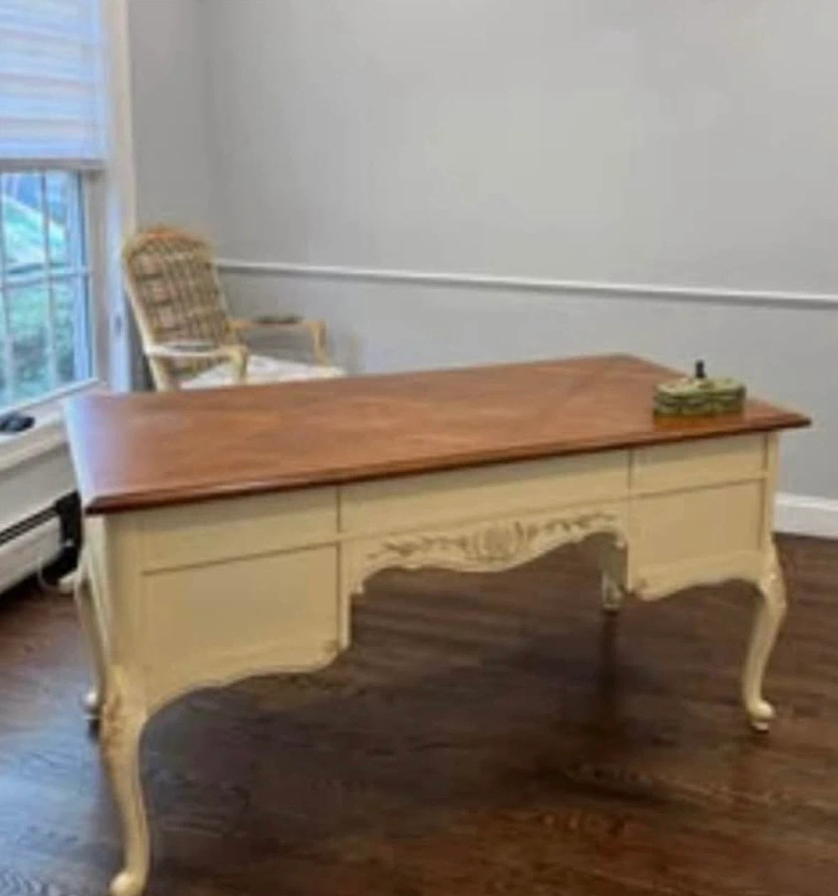 Ethan allen  French Provincial Desk  with Queen Anne Legs - photo 2