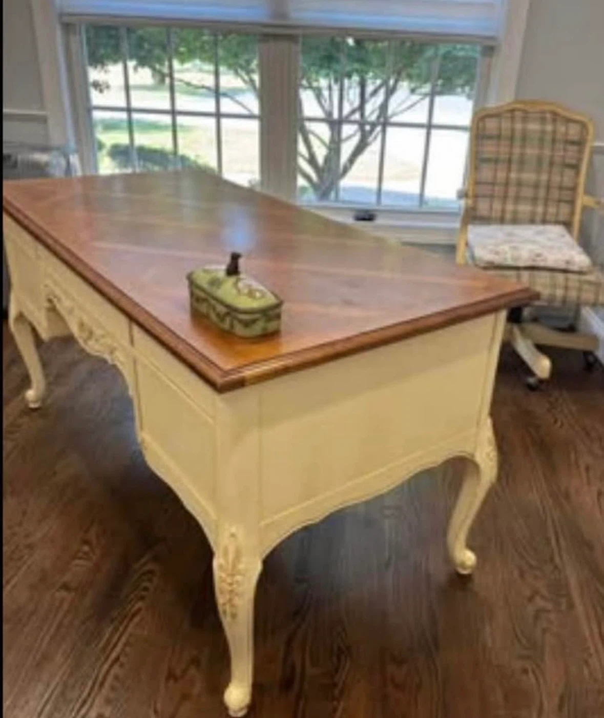 Ethan allen  French Provincial Desk  with Queen Anne Legs - photo 4