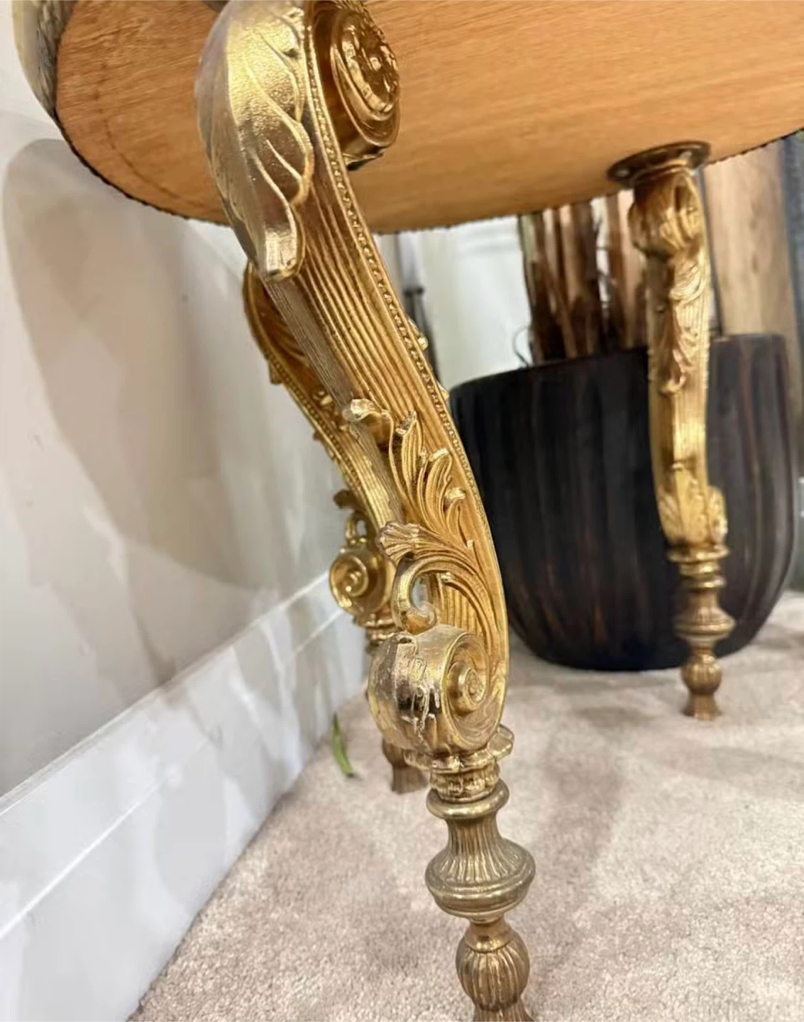 Round Onyx Side Table with Ornate Gold Legs - photo 2