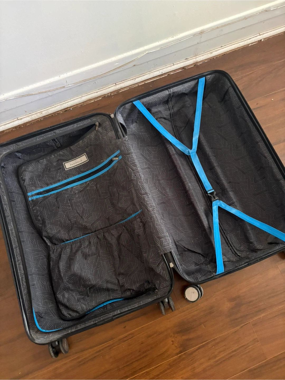 Perry Ellis Silver Hardside Spinner Luggage - photo 4