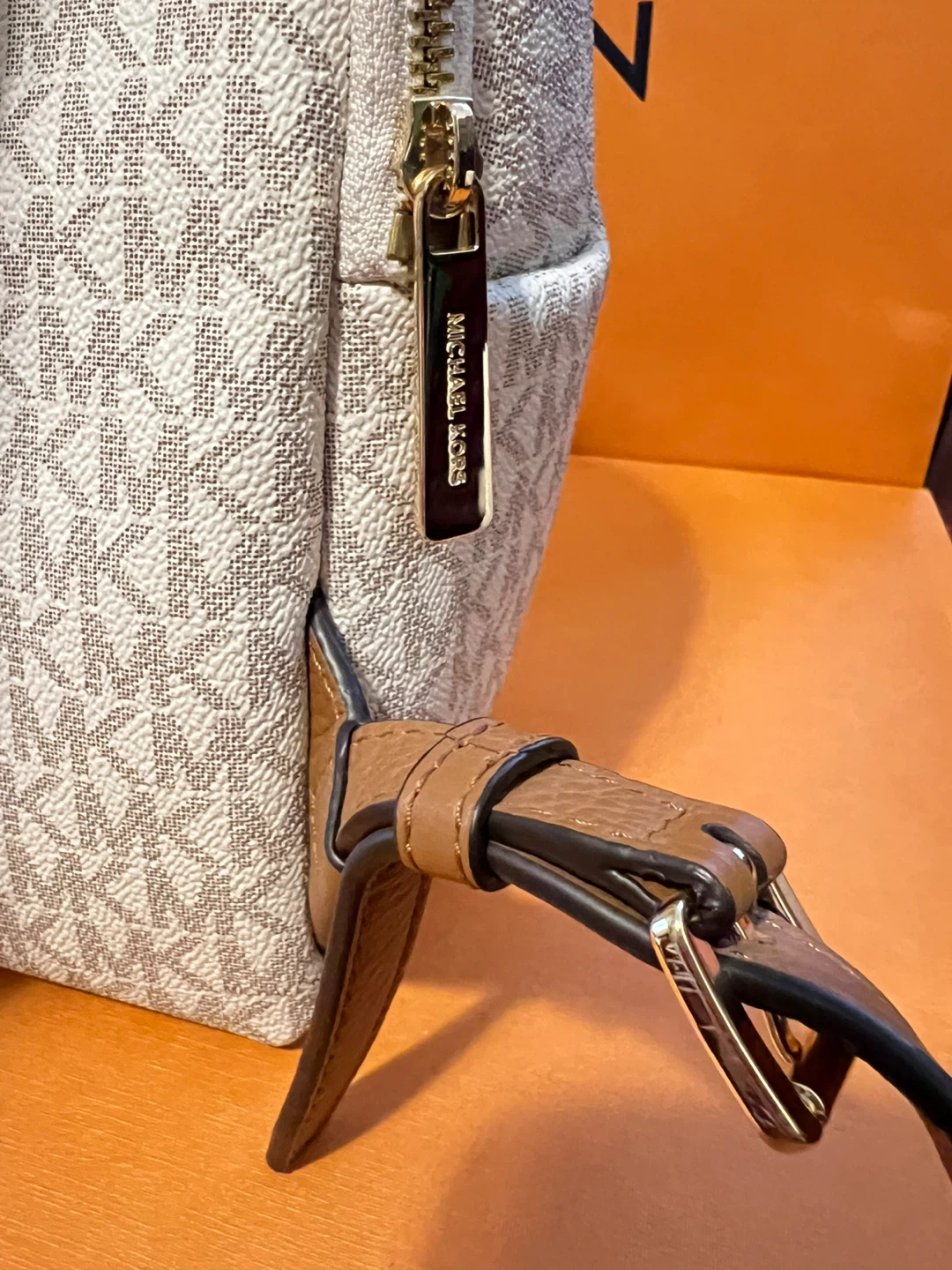 Michael Kors Erin Medium Backpack - photo 4