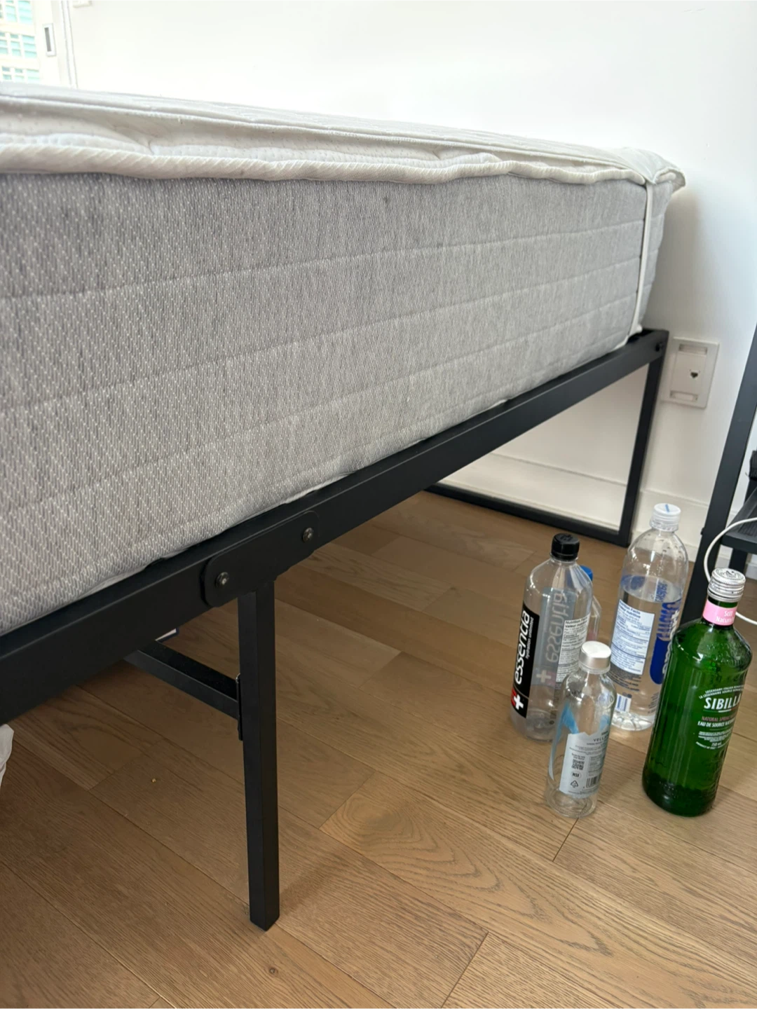 Zinus Queen Bed Frame - Lorelai 14 inch - photo 2