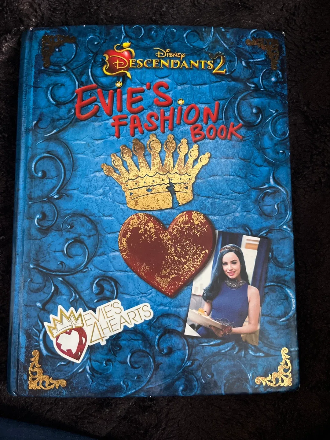 MOVING SALE ‼️ Disney Descendants 2 Evie's Fashion Book