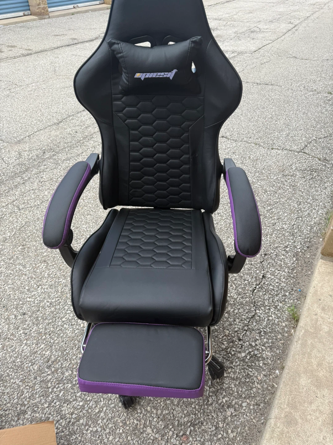 Gaming Chair with Footrest