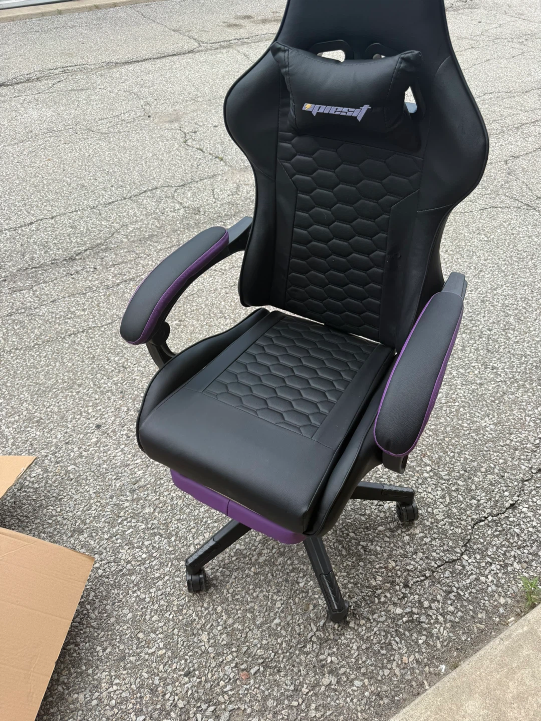 Gaming Chair with Footrest - photo 4