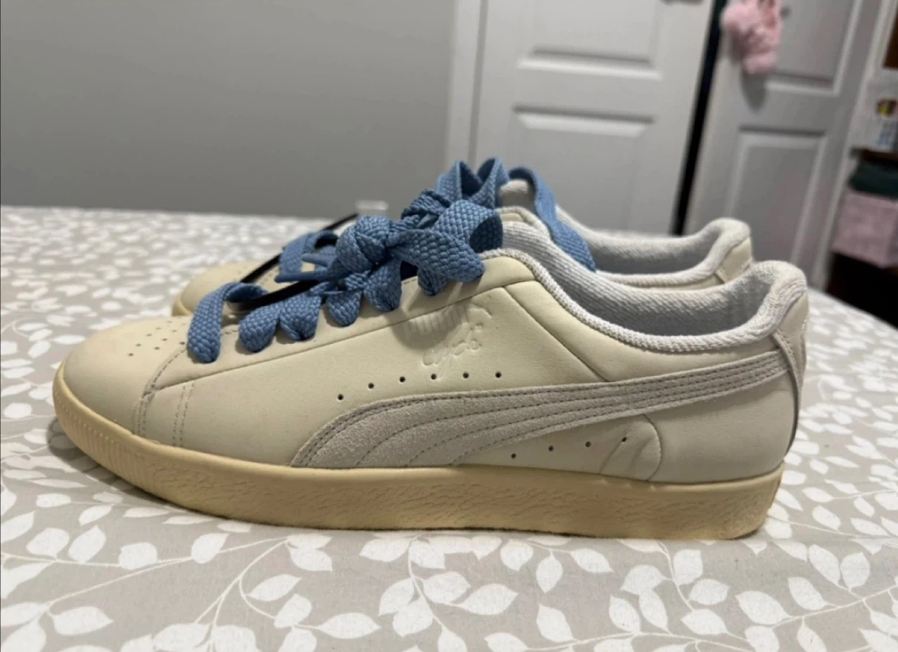 Puma Clyde Cream Sneakers with Blue Laces size us12 - photo 2
