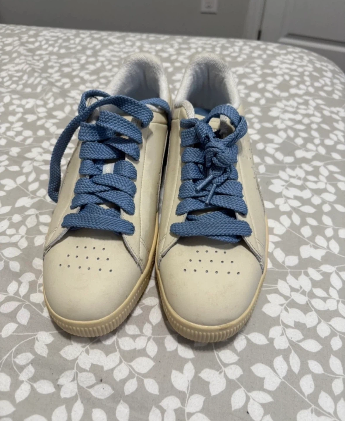 Puma Clyde Cream Sneakers with Blue Laces size us12 - photo 4