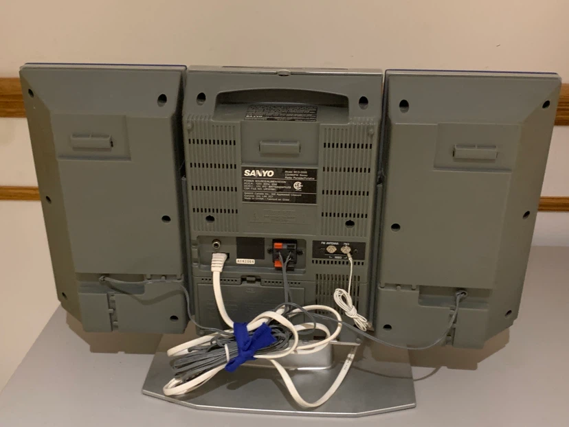 Sanyo CD Stereo System with Blue Speakers - photo 2