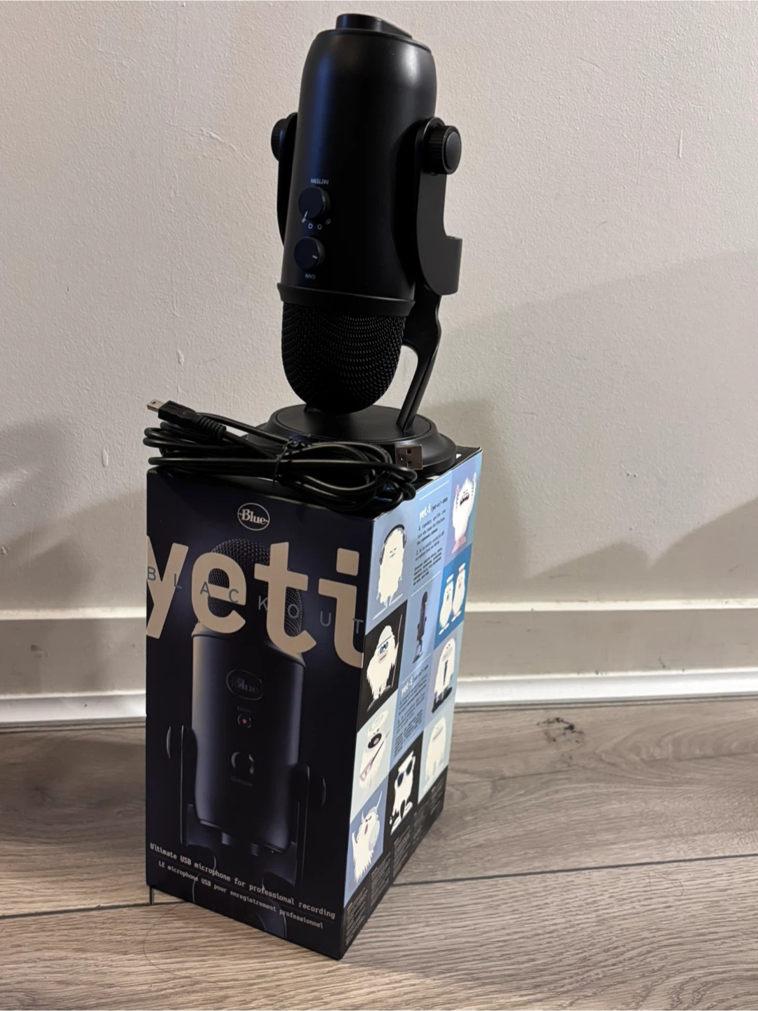 Blue Yeti Blackout USB Microphone - Lightly Used - photo 2