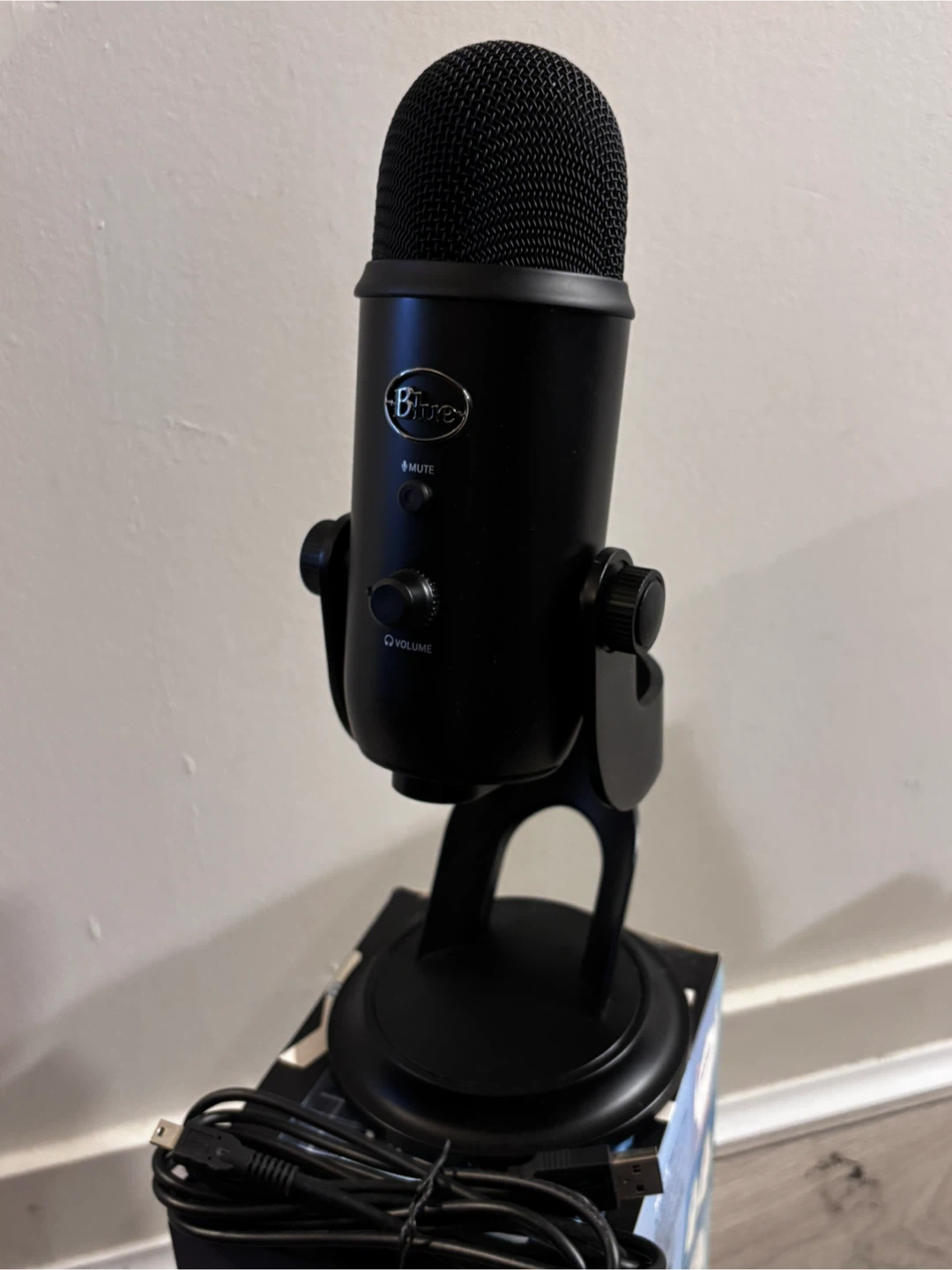 Blue Yeti Blackout USB Microphone - Lightly Used - photo 3