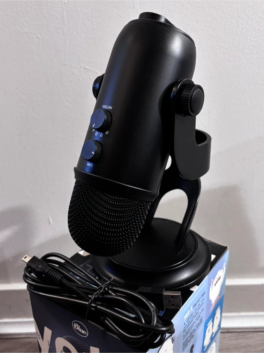 Blue Yeti Blackout USB Microphone - Lightly Used - photo 4
