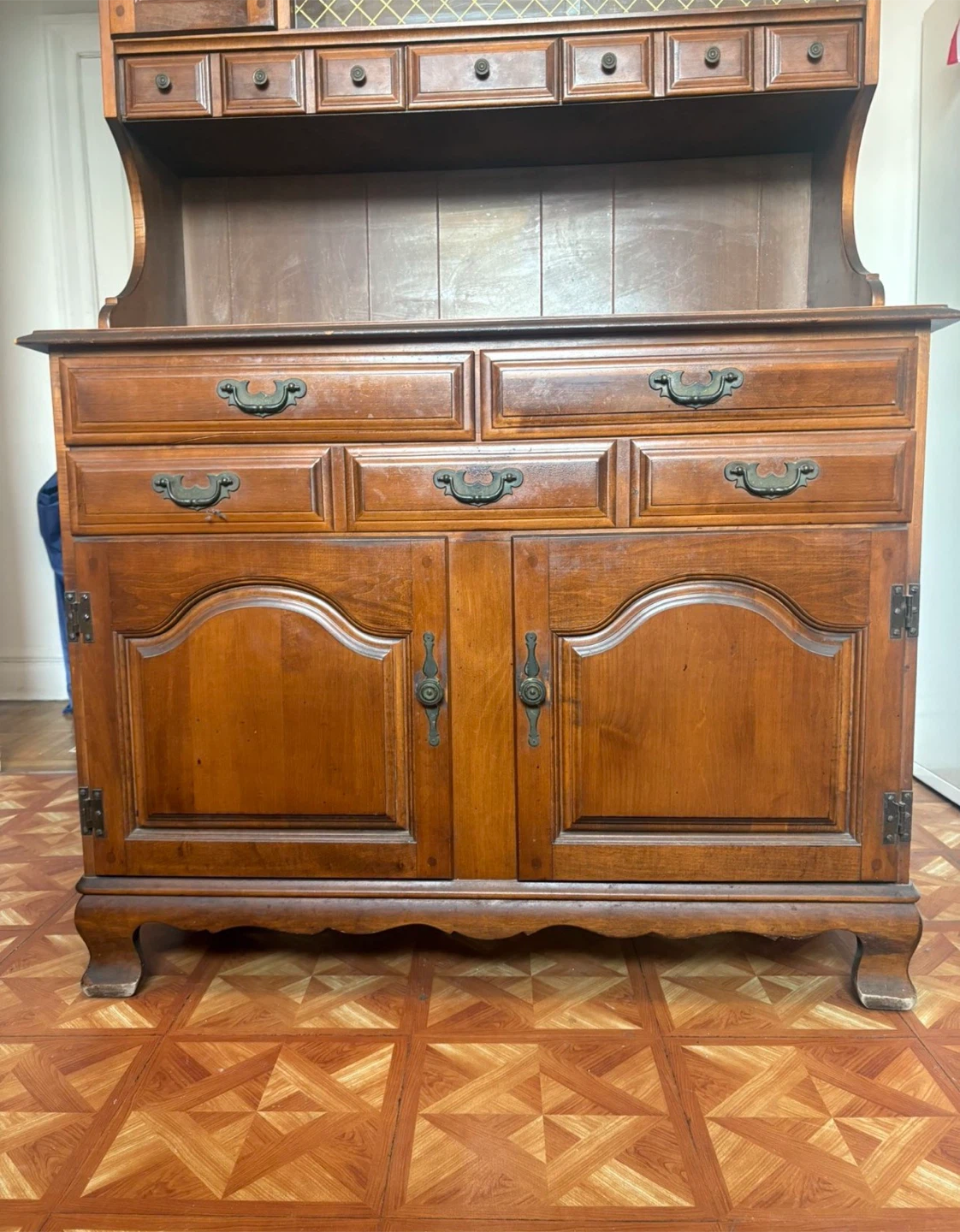 Hale Company Hutch/China Cabinet - photo 2