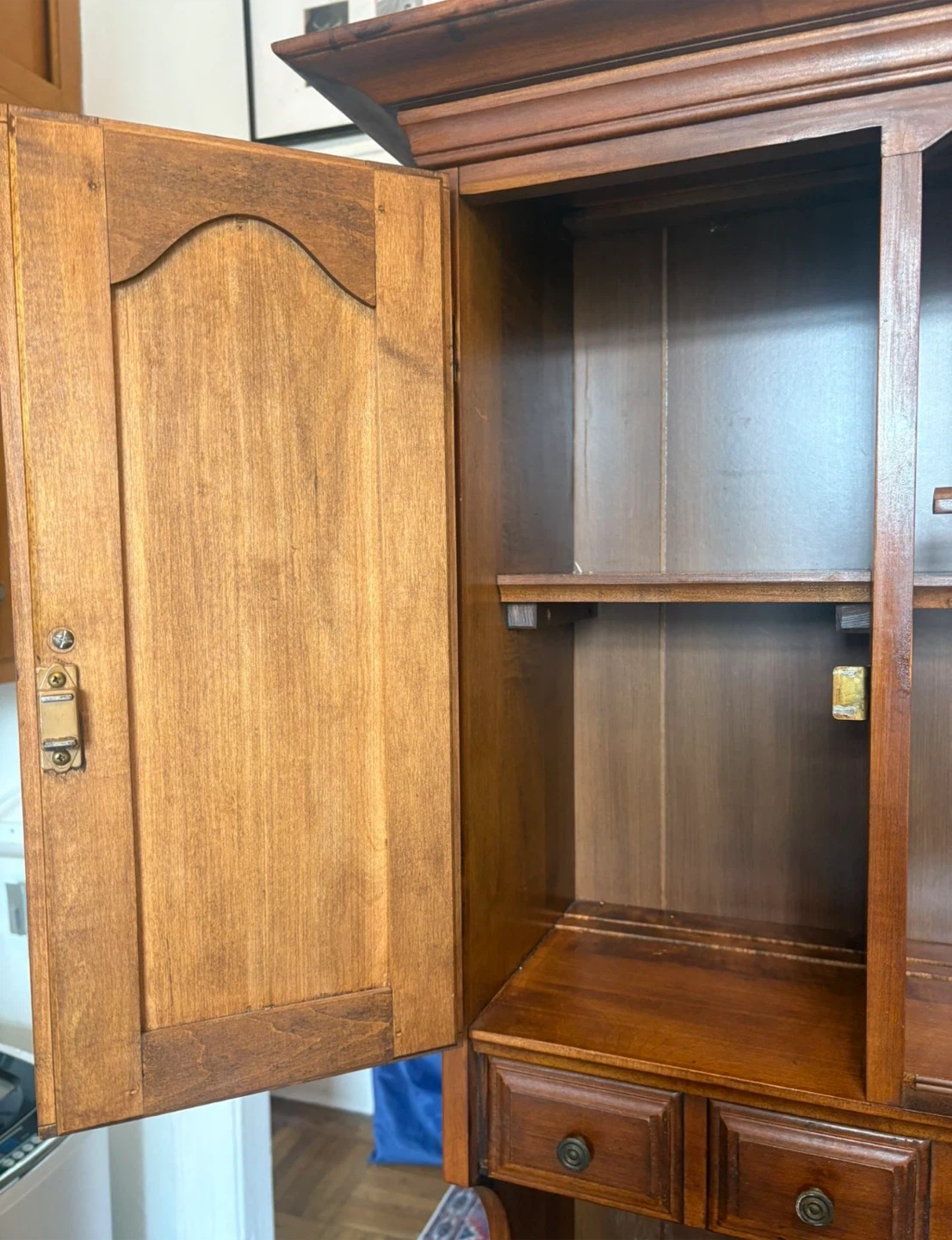 Hale Company Hutch/China Cabinet - photo 5
