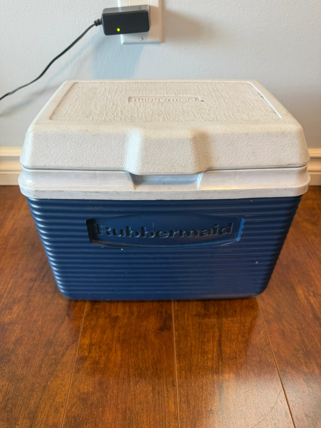 Rubbermaid Hard Cooler Ice Chest – Great for Camping